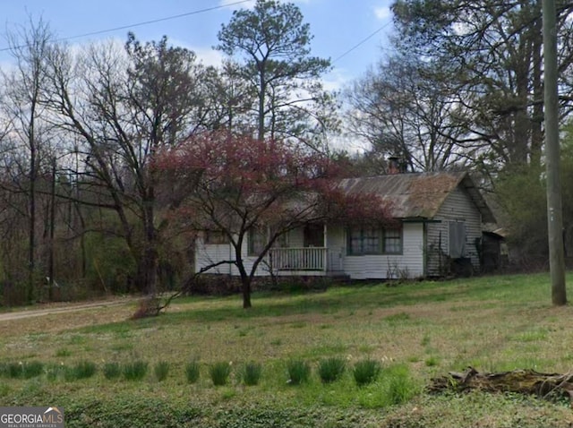 view of front facade with a front yard