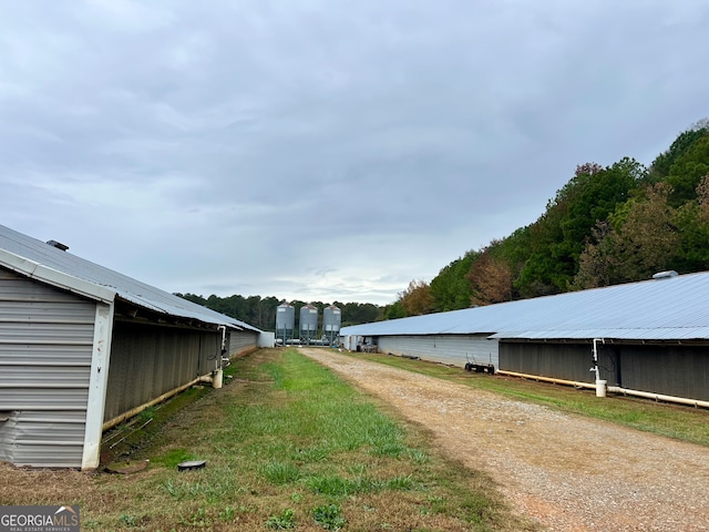 view of yard featuring an outdoor structure