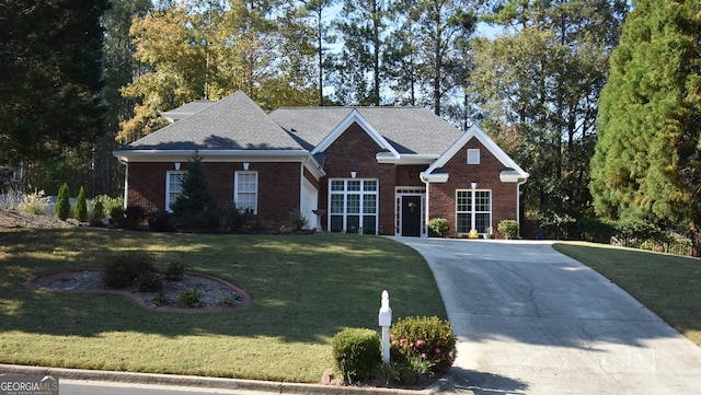 view of front of property featuring a front yard