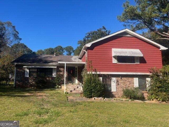 split level home featuring a front yard