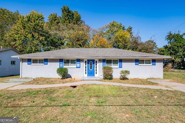 ranch-style home featuring a front lawn