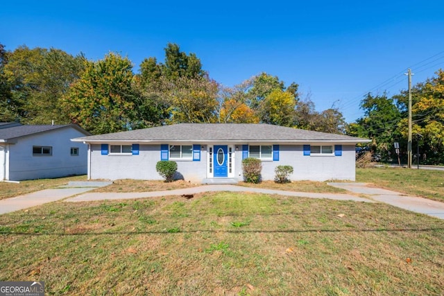 ranch-style home featuring a front lawn