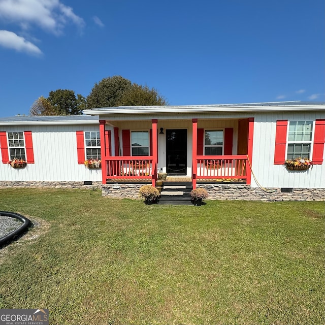 view of front facade with a front yard and covered porch