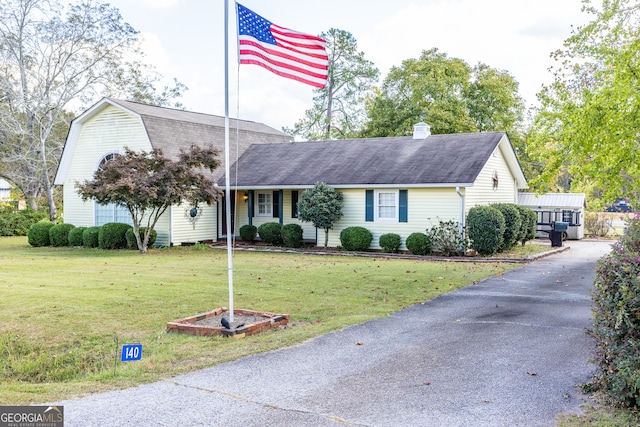 view of front property featuring a front lawn