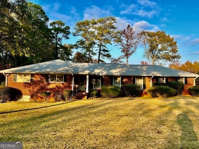 single story home featuring a front lawn