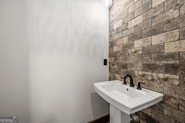 bathroom featuring sink