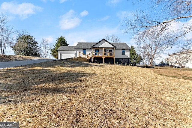 view of front of property featuring a front lawn and a garage