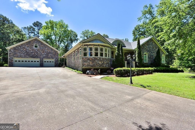 view of front of property featuring a front lawn