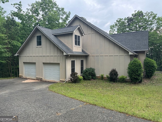 view of front facade featuring a front lawn and a garage