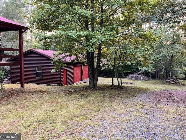 view of yard featuring an outbuilding