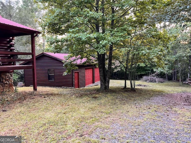 view of yard featuring an outdoor structure