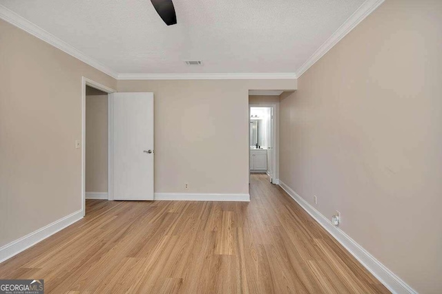 unfurnished bedroom featuring ceiling fan, a textured ceiling, and light hardwood / wood-style flooring