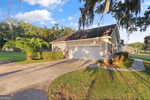 view of front of property featuring a front yard and a garage