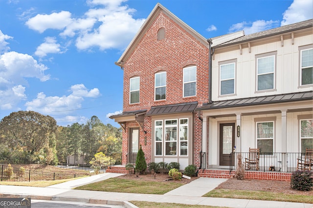 view of front of property featuring covered porch