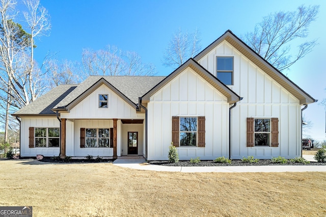 modern inspired farmhouse featuring a front yard