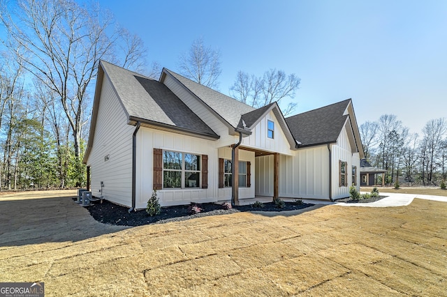 modern farmhouse style home with a porch and a front lawn