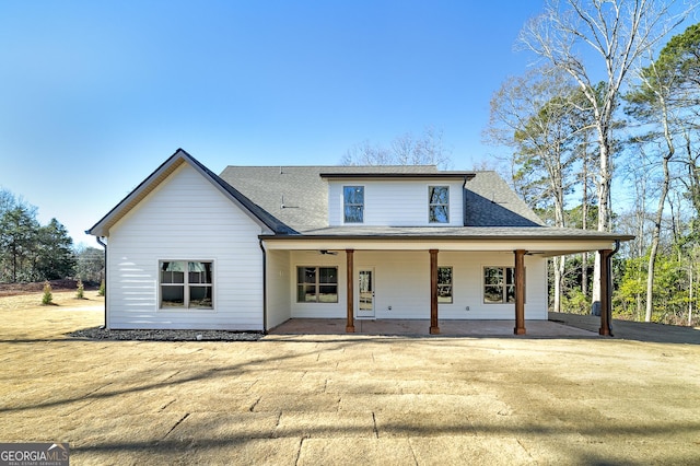 view of front facade featuring a front lawn