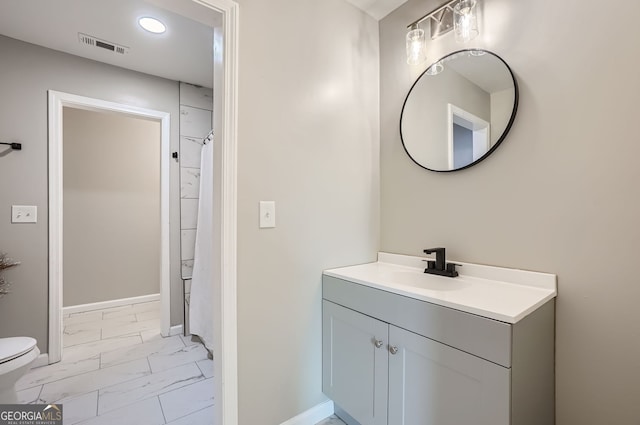 bathroom with a shower with shower curtain, vanity, and toilet