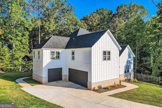 view of front of home featuring a garage and a front yard