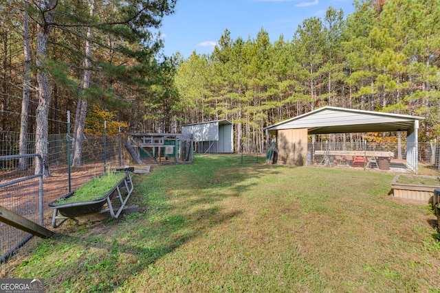 view of yard featuring an outdoor structure