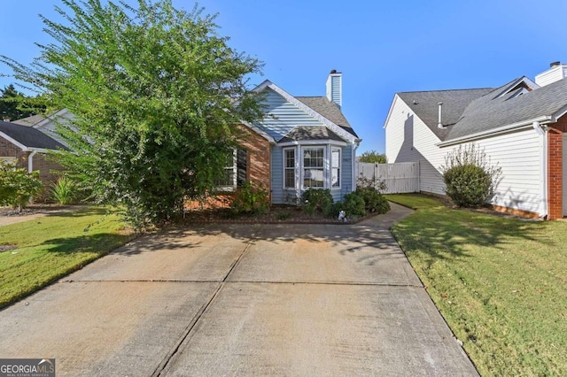 view of front of house featuring a front lawn