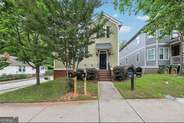 view of front facade featuring a front lawn