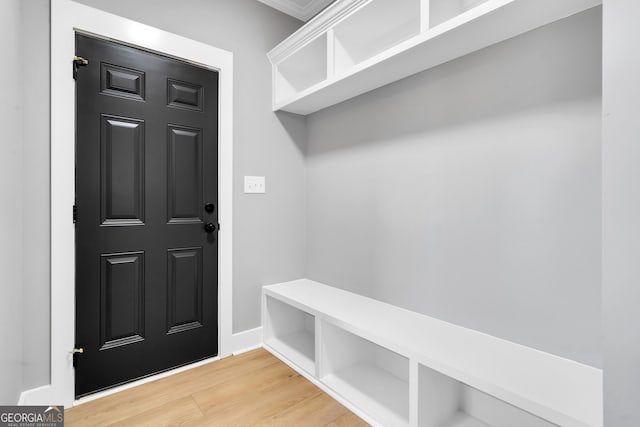 417 Lakeview Pl, Macon, GA 31211 - mudroom featuring light wood finished floors and baseboards