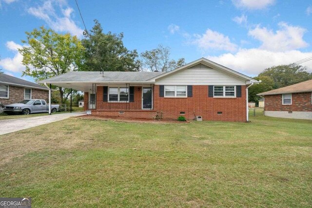 view of front of home with a front lawn and a carport