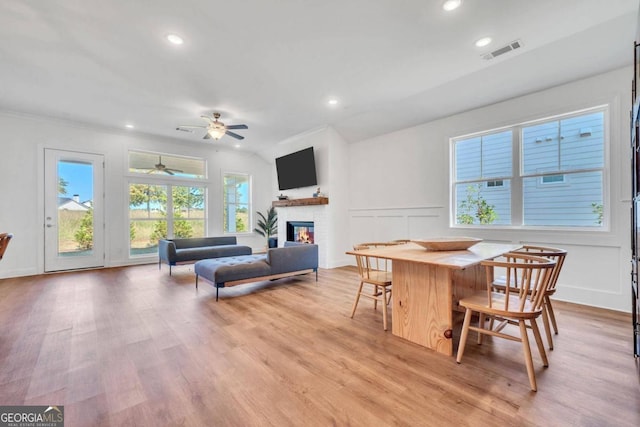 dining room featuring crown molding, light hardwood / wood-style floors, and ceiling fan