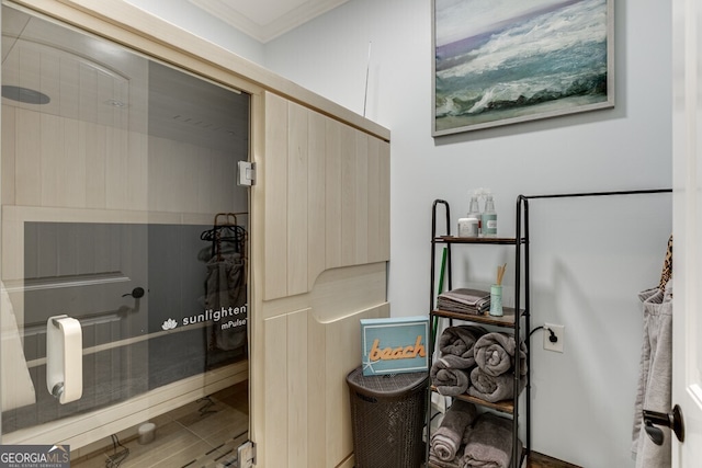 bathroom featuring ornamental molding