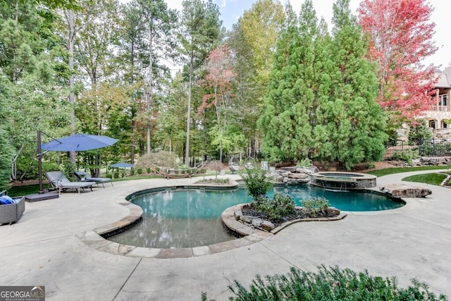 view of swimming pool with an in ground hot tub and a patio area