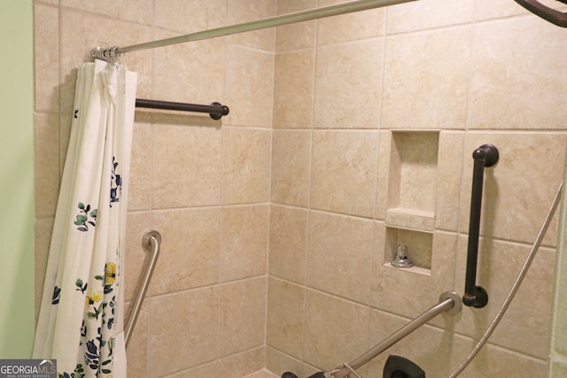 bathroom featuring a shower with shower curtain