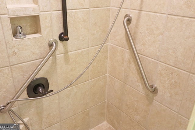 details featuring tiled shower