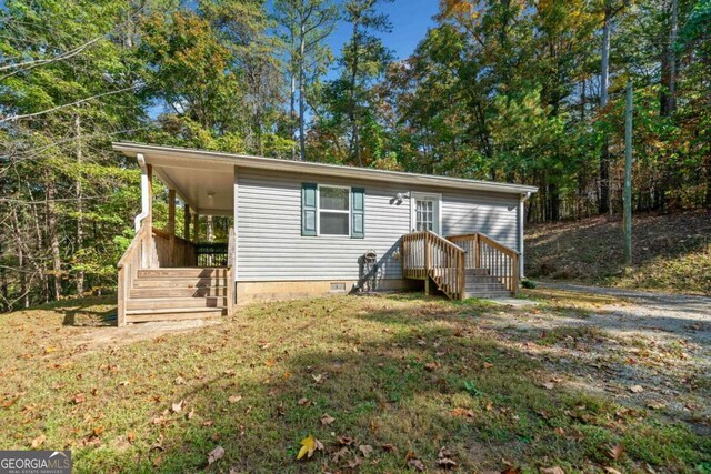 view of front of property with a front yard