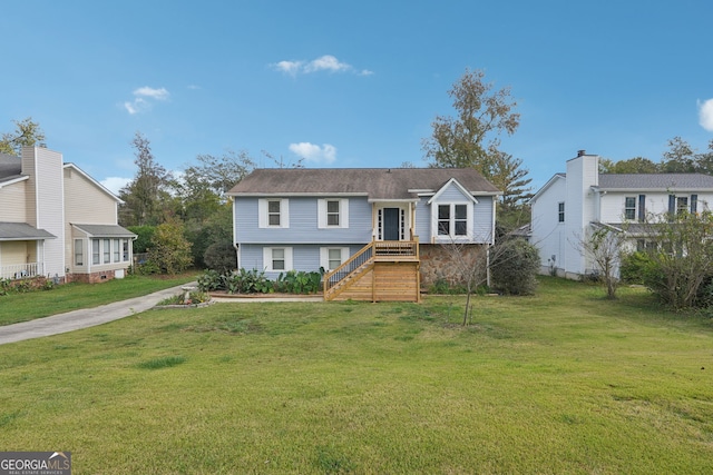 view of front facade with a front yard