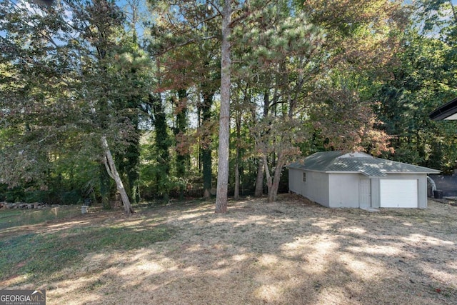 view of yard featuring an outdoor structure and a garage