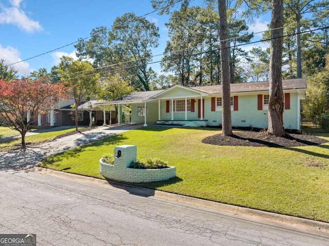 single story home featuring a front yard