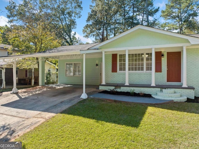 view of front of home with a porch, a front lawn, and a carport