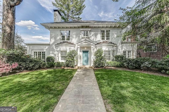 italianate home featuring a front lawn