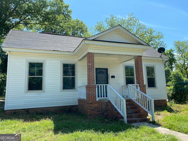 view of front facade featuring a front yard