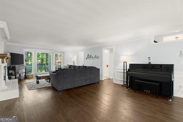 living room featuring dark wood-type flooring and crown molding