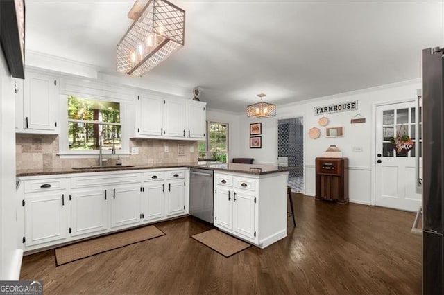 kitchen featuring stainless steel appliances, plenty of natural light, sink, and kitchen peninsula