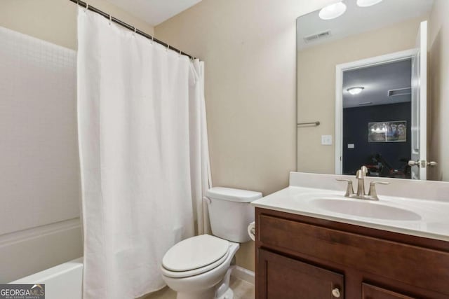 full bathroom featuring shower / tub combo with curtain, vanity, and toilet