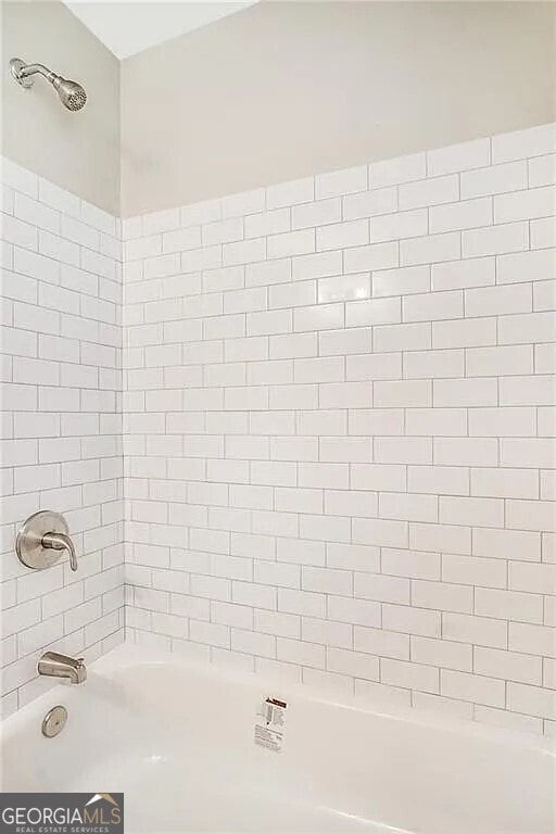 bathroom featuring tiled shower / bath combo