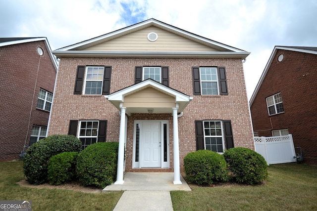 view of front of property featuring a front lawn