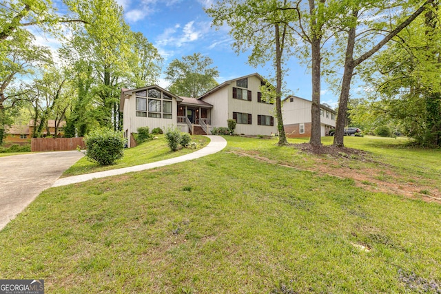 view of front of house featuring a front lawn