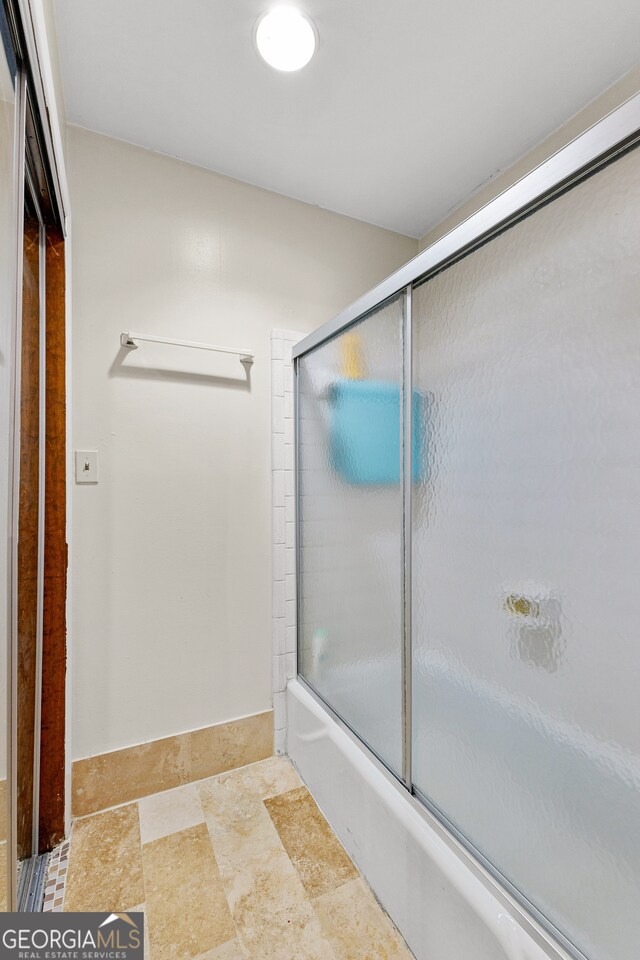 bathroom with enclosed tub / shower combo