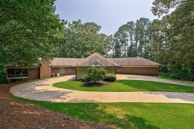 single story home with a front lawn