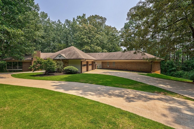 view of front of property featuring a front yard