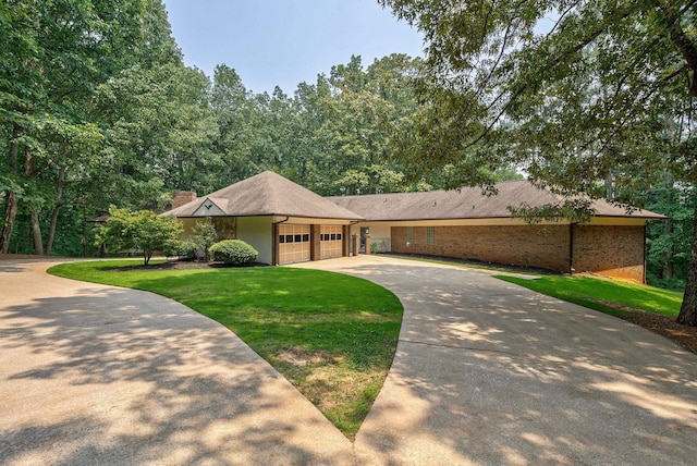 view of front of home featuring a front lawn